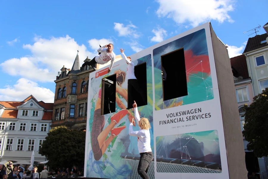 BREAKBALL® „The Wall“ – Trampolinshow mit LED-Trampwall & Luftakrobatik für Events weltweit | YOURACT
