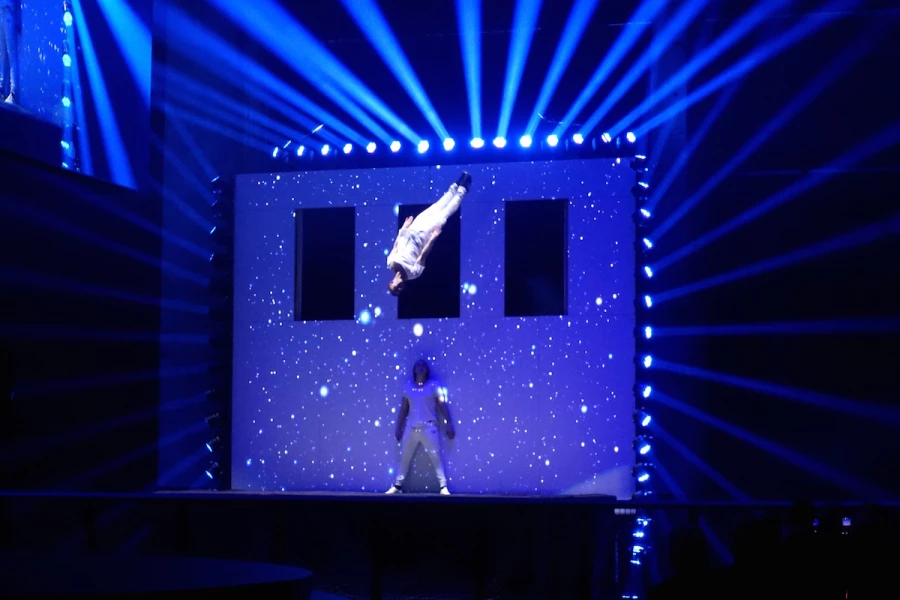 BREAKBALL® „The Wall“ – Trampolinshow mit LED-Trampwall & Luftakrobatik für Events weltweit | YOURACT