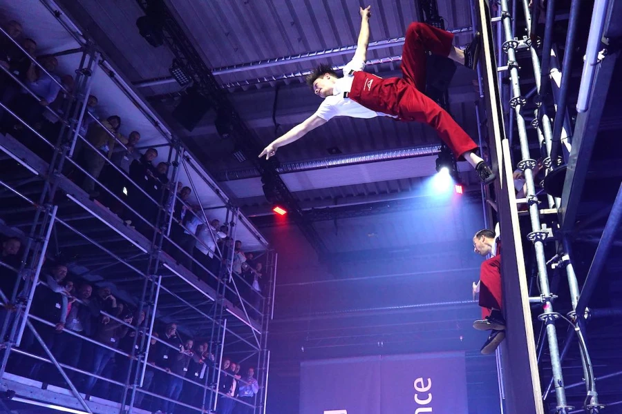 BREAKBALL® „The Wall“ – Trampolinshow mit LED-Trampwall & Luftakrobatik für Events weltweit | YOURACT