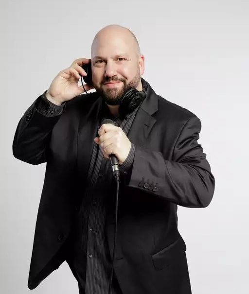 Robin, leitender Showproduzent und Studiomanager bei YOURACT, steht inmitten der Bühnentechnik. Als kreativer Kopf hinter den Produktionen Tissot Freestyler 1.0 & 2.0 sorgt er für den perfekten Sound, präzise Abläufe und einzigartige Showmomente. Ein Kernmitglied der Breakball Family und langjähriger Partner von Mehmet Kekec.