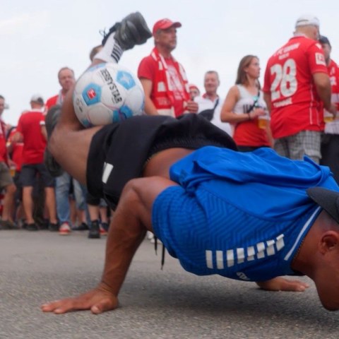Freestyle Fußball Artist bei Breakball® Show – YOURACT Tour 2024, live auf dem Fan-Event der DERBYSTAR Tour