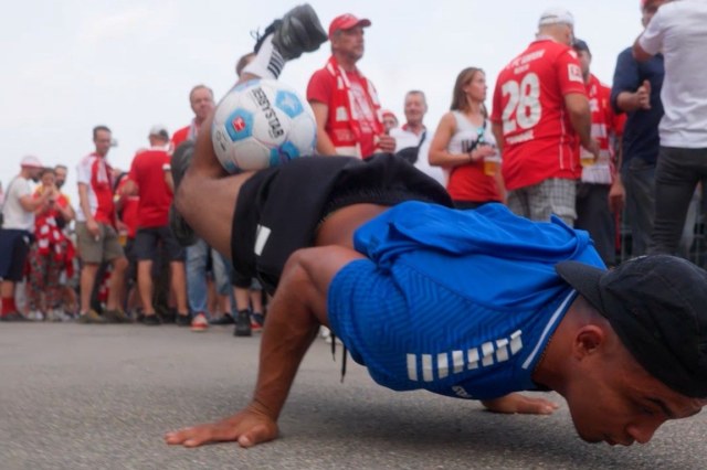 Freestyle Fußball Artist bei Breakball® Show – YOURACT Tour 2024, live auf dem Fan-Event der DERBYSTAR Tour