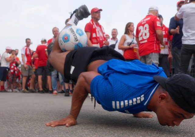 Freestyle Fußball Artist bei Breakball® Show – YOURACT Tour 2024, live auf dem Fan-Event der DERBYSTAR Tour