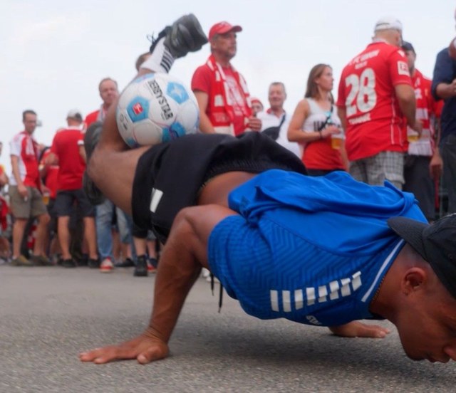 Freestyle Fußball Artist bei Breakball® Show – YOURACT Tour 2024, live auf dem Fan-Event der DERBYSTAR Tour