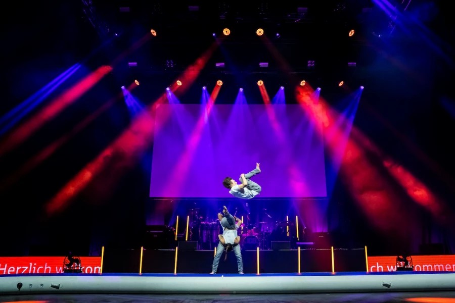 BREAKBALL® Air Artists in Action – Akrobatikshow buchen bei YOURACT