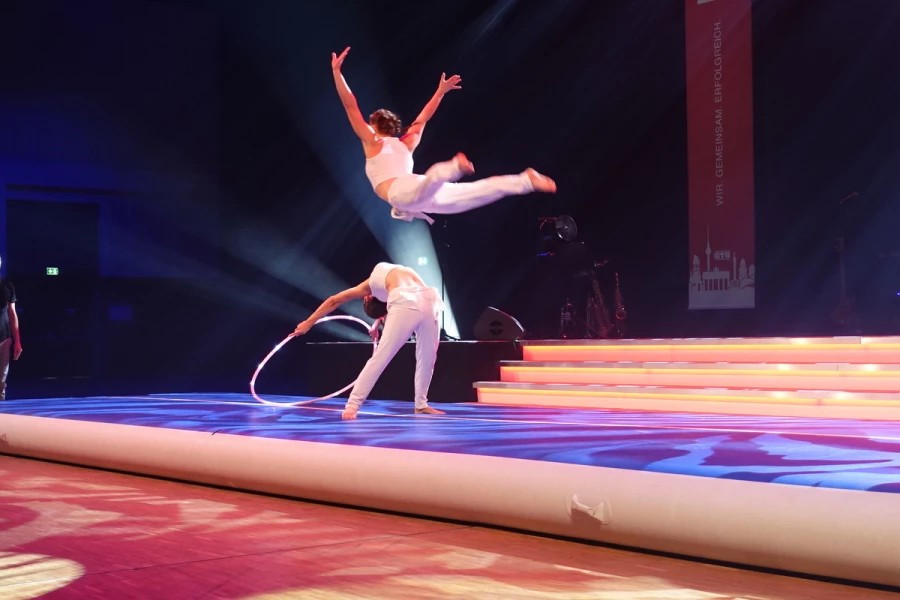 BREAKBALL® Air Artists in Action – Akrobatikshow buchen bei YOURACT!